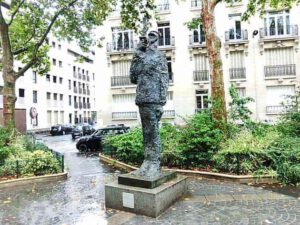 פסלים בפריז